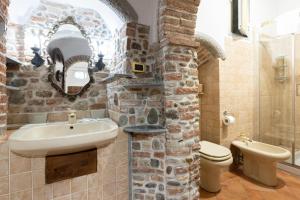 A bathroom at De'Gombruti, Bologna by Short Holidays