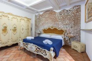 A bed or beds in a room at De'Gombruti, Bologna by Short Holidays