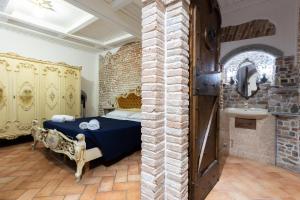 A bed or beds in a room at De'Gombruti, Bologna by Short Holidays