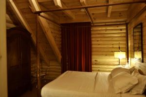 una camera da letto con letto in una camera in legno di Chalet de Charme, Cedars, Lebanon, Balcony Floor a Al Arz