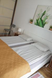 2 camas en una habitación con mesa en Apartament Swarzędz, en Swarzędz