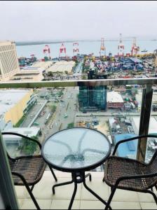Balkón nebo terasa v ubytování Bay View Apartment Sunvida Tower 29 SM City