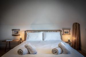 - une chambre avec un lit et des serviettes dans l'établissement Victorian Penthouse with panoramic sea views, à Ilfracombe