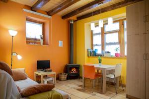 Garxo Apartamentos في إيسابا: غرفة معيشة مع طاولة ومدفأة