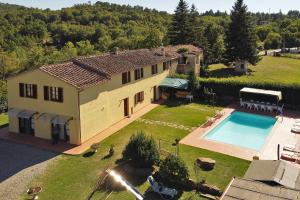 una vista aérea de una casa con piscina en Casa Sofi, en Monticiano
