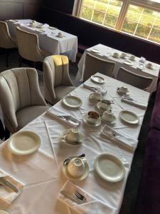 Loftsome Bridge Hotel的休息区