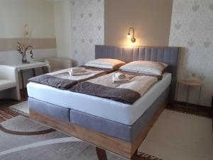 Letto o letti in una camera di Pension Stausee