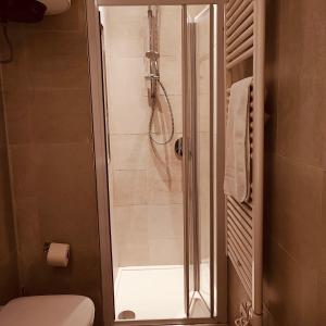Un baño con ducha, inodoro y lavabo. en Futura Exclusive Suite 1, en Bari