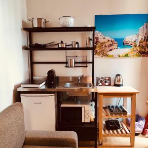 una cocina con fregadero y microondas en Futura Exclusive Suite 1, en Bari