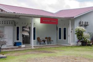 Zazadior Residence Syariah near Pantai Padang Mitra RedDoorz في بادانج: منزل مع علامة حمراء تقرأ مسح للمقاومة