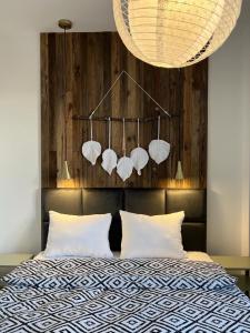 a bedroom with a bed with a wooden head board at Niron Apartamenty Królowej Jadwigi Złotów in Złotów