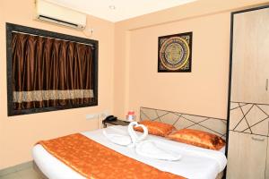 加爾各答的住宿－可靠旅館，一间卧室设有一张床和一个窗口