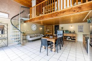 cocina y sala de estar con mesa y sofá en Maison Gaillan Medoc, en Gaillan-en-Médoc