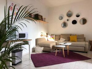 - un salon avec un canapé et une table dans l'établissement Gite cosy 25 min Lyon Vienne St Etienne, à Longes