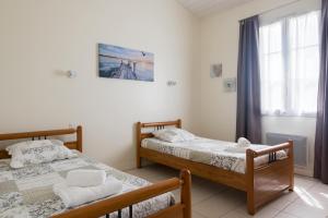 A bed or beds in a room at Appartement Colombelle proche du marché et de la plage