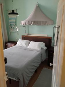 リスボンにあるEdith Cavell10 Lisbon Guest Houseのベッドルーム(天蓋付き白いベッド1台付)