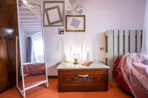 a dressing room with a mirror and a dresser at Angolo Della cei in Terricciola