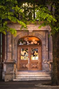 une porte en bois avec une fenêtre sur un bâtiment dans l'établissement Bergen Børs Hotel, à Bergen