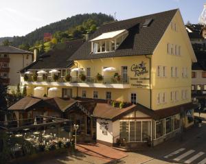 eine Aussicht auf ein Gebäude in einer Stadt in der Unterkunft Hotel Garni Café Räpple in Bad Peterstal