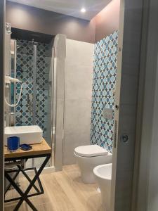 uma casa de banho com um WC, um lavatório e um chuveiro em Suite Riviera 84 em Nápoles