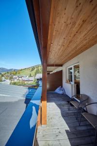 uma casa com uma piscina e um tecto de madeira em Appartement Iglsberg Top 7 em Saalbach Hinterglemm