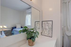 Łóżko lub łóżka w pokoju w obiekcie 2 Bed Apartment w/Pool close to Beach + Amenities