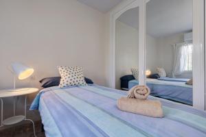 Łóżko lub łóżka w pokoju w obiekcie 2 Bed Apartment w/Pool close to Beach + Amenities