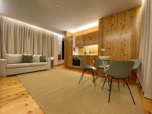 sala de estar con mesa, sillas y sofá en Nature & Sea - Casa Vinhateira East Duplex, en Caloura