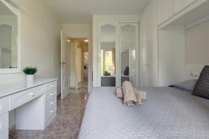 Łóżko lub łóżka w pokoju w obiekcie 2 Bed Apartment w/Pool close to Beach + Amenities
