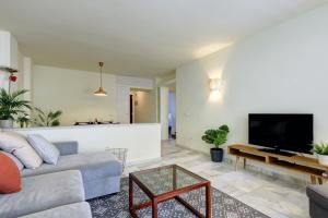 Telewizja i/lub zestaw kina domowego w obiekcie 2 Bed Apartment w/Pool close to Beach + Amenities