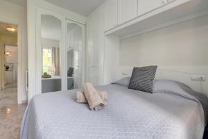Łóżko lub łóżka w pokoju w obiekcie 2 Bed Apartment w/Pool close to Beach + Amenities