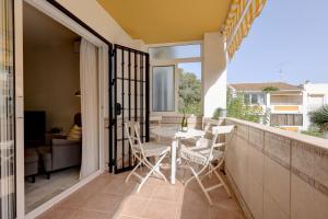 Balkon lub taras w obiekcie 2 Bed Apartment w/Pool close to Beach + Amenities