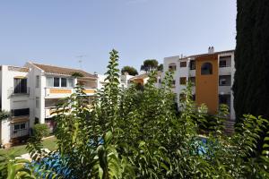 Vonkajšia záhrada v ubytovaní 2 Bed Apartment w/Pool close to Beach + Amenities