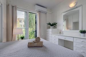 biała sypialnia z dużym łóżkiem i umywalką w obiekcie 2 Bed Apartment w/Pool close to Beach + Amenities w mieście Sitio de Calahonda
