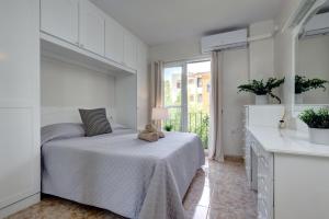Łóżko lub łóżka w pokoju w obiekcie 2 Bed Apartment w/Pool close to Beach + Amenities