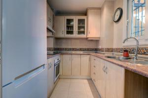 Kuchnia lub aneks kuchenny w obiekcie 2 Bed Apartment w/Pool close to Beach + Amenities