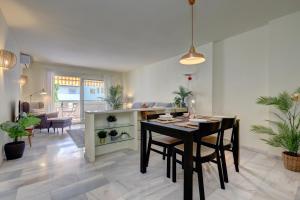 jadalnia i salon ze stołem i krzesłami w obiekcie 2 Bed Apartment w/Pool close to Beach + Amenities w mieście Sitio de Calahonda