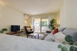 Telewizja i/lub zestaw kina domowego w obiekcie 2 Bed Apartment w/Pool close to Beach + Amenities