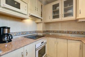 Kuchnia lub aneks kuchenny w obiekcie 2 Bed Apartment w/Pool close to Beach + Amenities