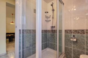 Łazienka w obiekcie 2 Bed Apartment w/Pool close to Beach + Amenities