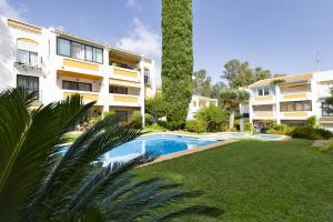 Basen w obiekcie 2 Bed Apartment w/Pool close to Beach + Amenities lub w pobliżu