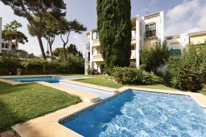 Basen w obiekcie 2 Bed Apartment w/Pool close to Beach + Amenities lub w pobliżu