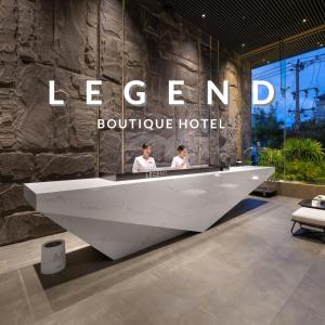 eine große weiße Badewanne vor einem luxuriösen Hotel in der Unterkunft LEGEND Boutique Hotel in Đà Nẵng