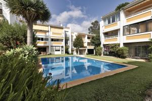 Basen w obiekcie 2 Bed Apartment w/Pool close to Beach + Amenities lub w pobliżu