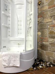 ein Bad mit einer Dusche und einem weißen Handtuch in der Unterkunft Appartamento Ebhouse in Capiago Intimiano