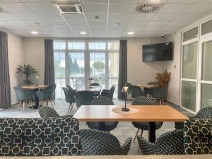 Televízia a/alebo spoločenská miestnosť v ubytovaní Gyirmót Sport & Wellness Hotel