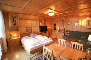 カプルーンにあるApartment Bebette - 1 Bedroom- Austrian Alpine Getawaysのベッドルーム1室(ベッド1台、テーブル付)