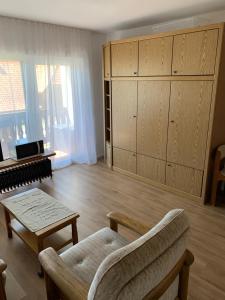 sala de estar con piano y silla en Black Forest, en Herrischried