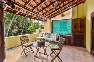 Posezení v ubytování Casa Saipem with River View & Kitchen access by StayVista