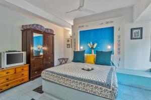 Postel nebo postele na pokoji v ubytování Casa Saipem with River View & Kitchen access by StayVista